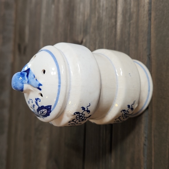 Vintage Blue Onion Salt Shaker if you have the pepper & need the salt here it is - Picture 2 of 6